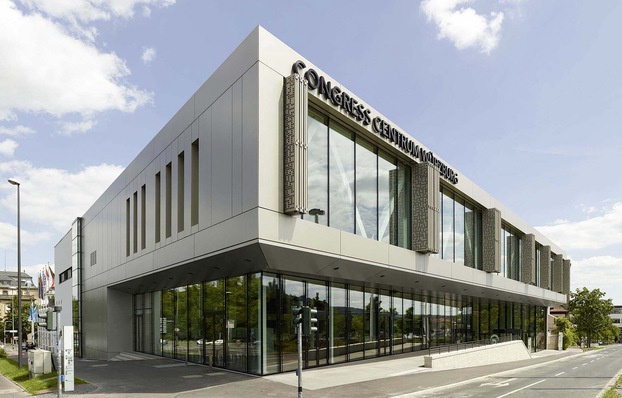 Die neue Fassade am Main wurde aus Glas und Metall gestaltet, sie ist offen und einladend.