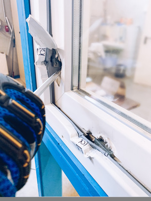 Legten auch unter den „Worst-Case-Bedingungen“ die harten Prüfungen mit Erfolg ab: die Fensterbeschläge „PM12/16-VdS“ von Roto. Sie lassen sich herstellerunabhängig nachträglich in vielen Holz- und Kunststofffenstern verbauen.