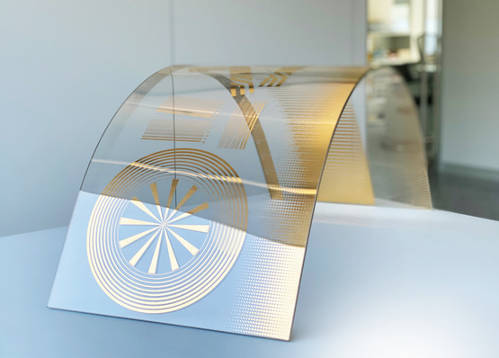 Das mit Gold bedruckte Glas lässt sich zu Isolier- und Sicherheitsglas weiterverarbeiten und sogar biegen.