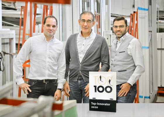 Der Leiter Montage/Service ppa. Tobias Kern, der geschäftsführende Gesellschafter Bernhard Helbing und der Leiter Vertrieb/Kalkulation ppa.  André Leffler (v.l.) freuen sich über die Auszeichnung.