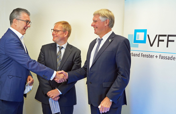 Detlef Timm (r.) gratuliert in der VFF-Geschäftsstelle seinem Nachfolger Helmut Meeth zur gerade erfolgten Wahl zum neuen VFF-Präsidenten. In der Bildmitte VFF-Geschäftsführer Frank Lange. Timm bleibt dem VFF als Vizepräsident erhalten.