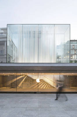 Die Glasbox des Apple Store in Mailand besteht aus je 4 Fassaden­gläsern pro Seite. Diese sind nicht durch Edelstahl-Halterungen verbunden, sondern lediglich durch eine Silikonverklebung.