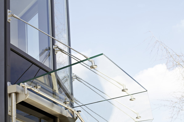 Die iQ-Bausystem GmbH bietet eine Vielzahl an unterschiedlichen Vordachlösungen für Fassaden an.