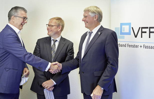 Detlef Timm (r.) gratuliert in der VFF-Geschäftsstelle seinem Nachfolger Helmut Meeth zur gerade erfolgten Wahl zum neuen VFF-Präsidenten. In der Bildmitte VFF-Geschäftsführer Frank Lange. Timm bleibt dem VFF als Vizepräsident erhalten.