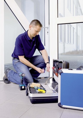 Werkstatt im Kofferformat: Winkhaus ­bietet Türprofis und Sicherheitsspezialisten einen Musterkoffer, der sie bei der Nachrüstung von Außentüren unterstützt.