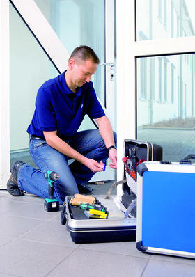 Werkstatt im Kofferformat: Winkhaus bietet Türprofis und Sicherheitsspezialisten einen Musterkoffer, der sie bei der Nachrüstung von Außentüren unterstützt.