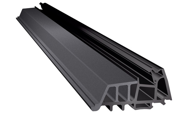 Das Bild zeigt ein für ein europäisches Aluminium­systemhaus entwickeltes Blendrahmendicht­profil aus TPE, das mit geschäumten Bereichen u. a. einen überdurchschnittlichen Wärmedämmwert biete.