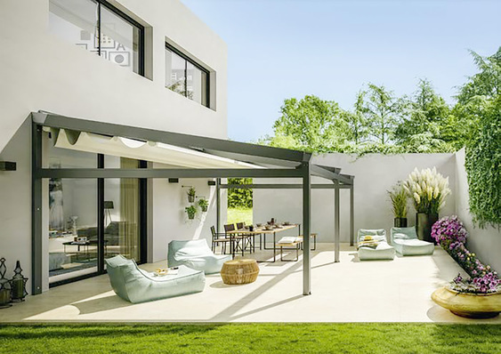 Die Systeme von Corradi können je nach Platzbedarf auf der Terrasse problemlos gekoppelt werden, und so auch große Flächen in einem Guß beschatten.