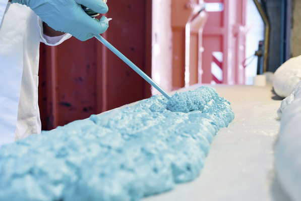 Der PU-Schaum wirkt breiig und kann so kein homogenes feinzelliges Schaumbild bilden? Den Grund dafür erfährt man auf der Website.