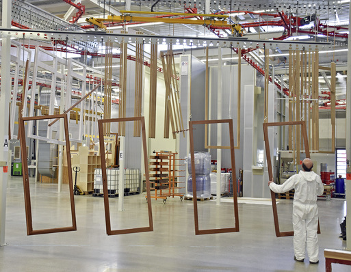 Die moderne Beschichtungsanlage bei Solarlux ermöglicht maximale Flexibilität und garantiert höchste Qualität.