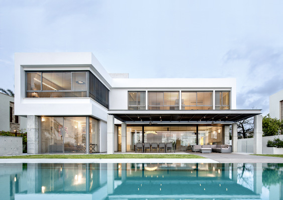 Raffstoren sind nach wie vor die beste Lösung wenn es um Themen wie Tageslichttechnik und die visuelle Kommunikation nach außen geht.