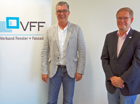 Helmut Meeth (links) zusammen mit VFF-Geschäftsführer Frank Lange am 17. Juli 2020 in der VFF-Geschäftsstelle.