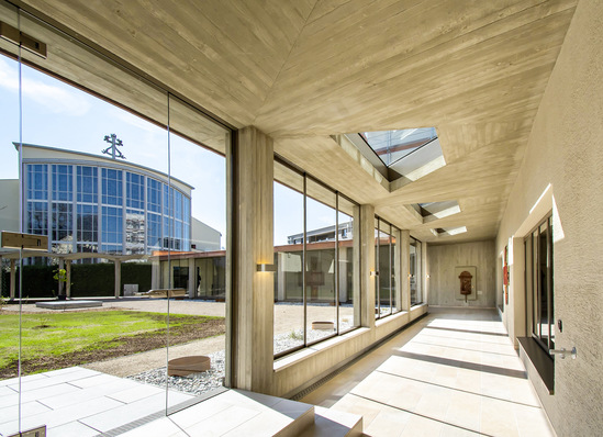 Um den Kreuzgang vor der Witterung zu schützen setzte der Architekt auf gläserne Ausfachungen sowie zum Öffnen auf Schiebetüren von Glas Marte.