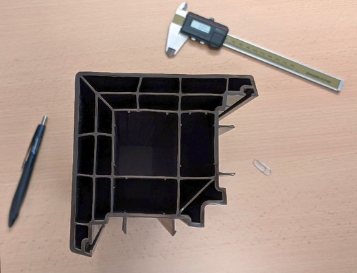 Basierend auf verschiedenen Investitionen in Produktionstechnik und Qualitätsmanagement hat sich SLS die Voraussetzungen für die wirtschaftliche Herstellung großvolumiger Hauptprofile für den Fenster- und Türenbau geschaffen. Auch für andere Branche wird der Kunststoff-Extrudierer damit zum attraktiven Zulieferer.