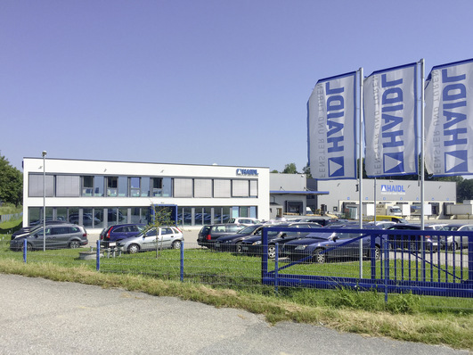 Gehört seit 2009 zur Haidl-Unternehmensgruppe und wurde ab 2018 noch einmal erweitert: Der Standort Reichersberg in Österreich. Hier werden mit 90 Mitarbeitern ausschließlich Fenster und Türen aus Holz und Holz-Aluminium gefertigt. 