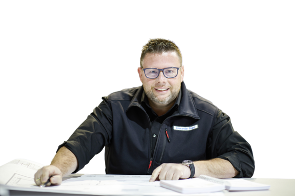 Alexander Dupp ist Tischlermeister und Bachelor Professional im Tischlerhandwerk, öffentlich bestellter und vereidigter Sachverständiger und Sachkundiger für kraftbetätigte Türen und Tore.