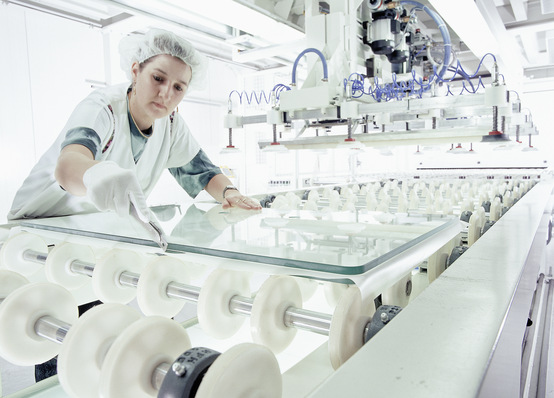 Die VSG Produktion ist für BarteltGlasBerlin ein wichtiges Standbein. Mit der in 2019 erweiterten VSG-Anlage werden u. a. Vakuumlaminate, schaltbare Gläser, Splitterschutzgläser und andere Laminat-Gläser gefertigt. 