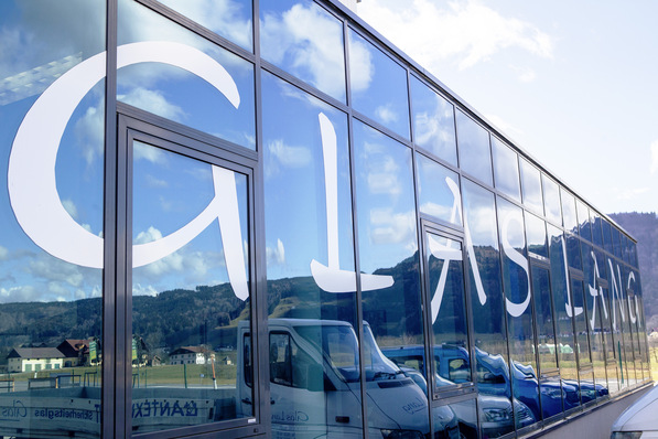 Vielseitig aufgestellt: Glas Lang fertigt heute sein eigenes ESG und VSG, hat Brandschutzprodukte im Programm und Spezialgläser. 