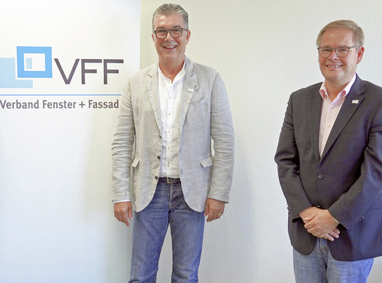 Helmut Meeth (links) zusammen mit VFF-Geschäftsführer Frank Lange am 17. Juli 2020 in der VFF-Geschäftsstelle.