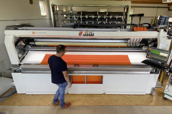 Durch den Einsatz von Ultraschall- und Kaltmessern werden unterschiedlichste Stoffe wie Acryl, Polyester, Screen und Soltis in Breiten zwischen 1,2 bis 3,5 m verar­beitet.