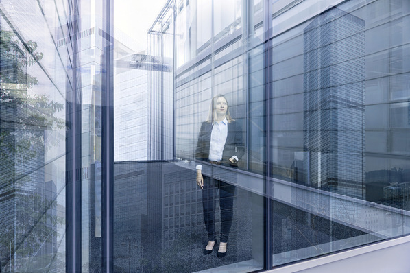 Die Sicherheitsanforderungen bei Gebäuden, inklusive Schusssicherheit nehmen zu. Hierfür hat der Glasveredler sedak das schusssichere Isolierglas isosecure entwickelt.