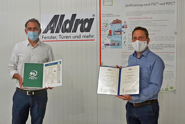 ift-Bereichsleiter „Nachhaltigkeit“ Florian Stich (r.) übergibt Multisite-Zertifikate für FSC und PEFC an Jan-Peter Albers (li.), Geschäftsführer Aldra Fenster und Türen bzw. Ewitherm Holzbau.