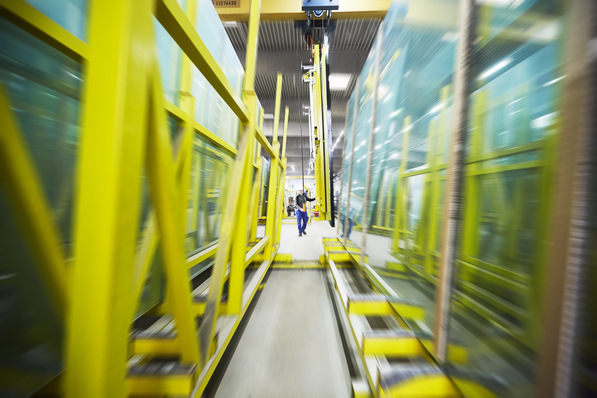 Mit modernster Technik fertigen heute die 120 Mitarbeiter von BarteltGlasBerlin hochwertige und komplexe Gläser für nationale und internationale Märkte.