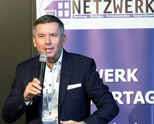 Oliver Frey fungiert er mit seinem Netzwerk Frey auch als Bindeglied für die Zusammenarbeit der Bau- und Wohnungswirtschaft und seinen Marktkontakten aus der Industrie sowie dem Handwerk. Als Coach gibt er seine Erfahrungen an die Partner im Netzwerk weiter.