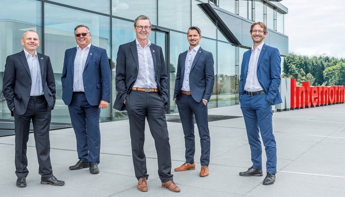 Die Internorm Geschäftsleitung ab 01. November 2020 (v.l.): Thomas Walluschnig (erweiterte Geschäftsleitung Exportmärkte), Helmuth Berger (Geschäftsführer bis Ende Februar 2021), Johann Brandstetter (Geschäftsführer Vertrieb & Marketing), Markus Dietachmair (Geschäftsführer Controlling & Abwicklung), Martin Weinrotter (Geschäftsführer Produktion).