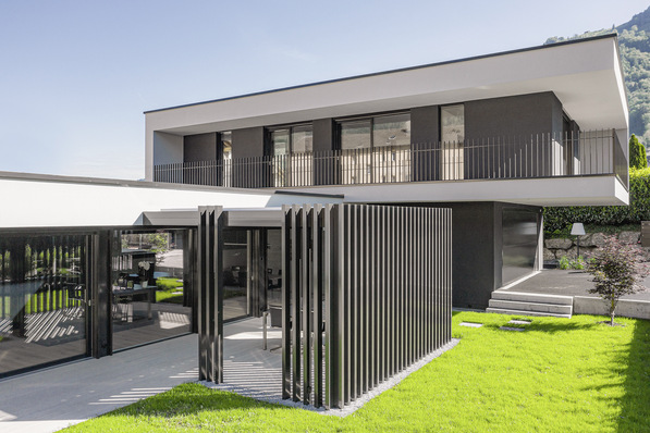 Ein eingeschossiger Kubus für den Wohnbereich und ein im 90-Grad-Winkel aufgesetzter, kleinerer Kubus für die Rückzugsräume im Obergeschoss bilden die Grundform des Wohnhauses. 