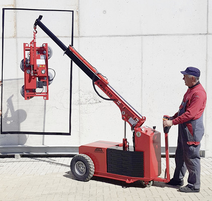 Der Riebsamen E-Kran 110 für Gewichte bis zu 300 kg verfügt über einen elektro-hydraulischen Antrieb.