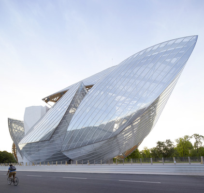 Das außergewöhnliche Gebäude der Fondation Louis Vuitton von Architekt Frank Gehry wurde mit gebogenen Glaselemente von sunglass ausgestattet.