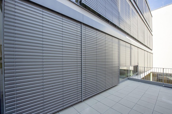 Die Lamellen in C-, Z- oder S-Form ermöglichen eine sanfte Raumausleuchtung bei maximaler Durchsicht und einer optimalen Abdunkelung.