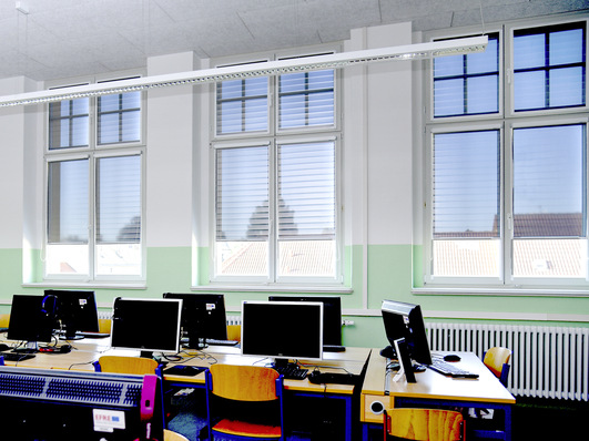 Folienrollos bieten Blendschutz mit Durchsicht und beste Licht­bedingungen beim Einsatz digitaler Medien.
