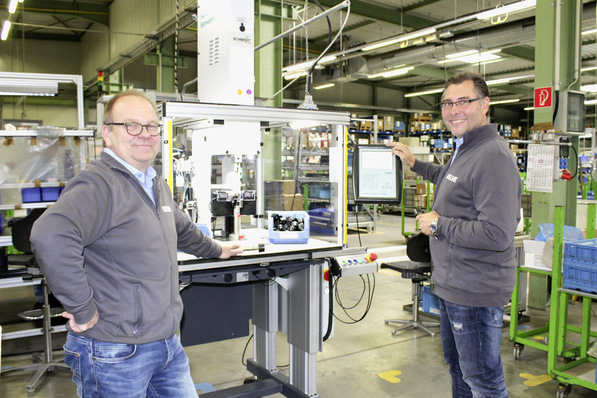 Alles dreht sich darum, hier auch künftig schnell, effizient und flexibel nach Lean-Maßgaben fertigen zu können. Bernd ­Vinken (li.) und Projektleiter Marc Solzbacher (r.) ­fokussieren bei jedem Arbeits­schritt und allen Fertigungsabläufen das ineinander­greifende, große Ganze.