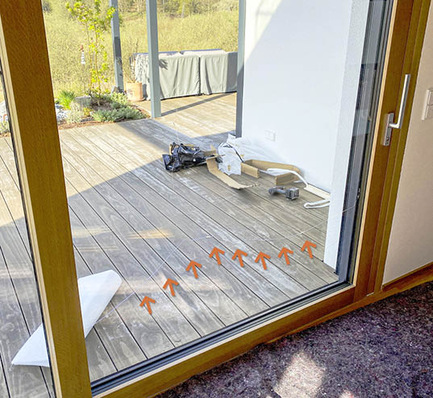 01: Ansicht der gesprungenen 3-fach-Isolierglas-Scheibe von Innen (Bruchverlauf von rechts nach links).