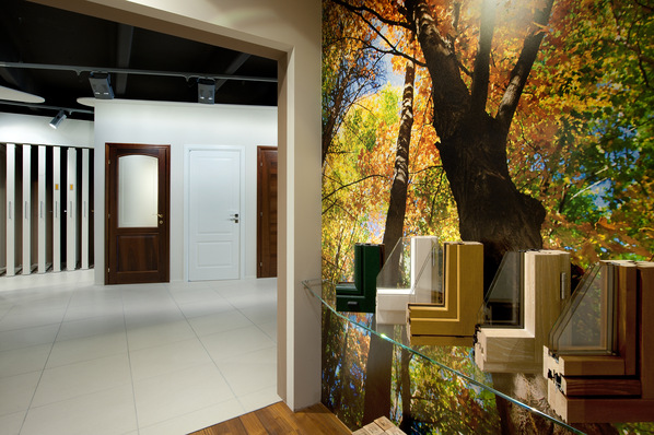 Im Rahmen eines interaktiven haptischen Erlebnisses werden Kunden die technischen Eigenschaften von Haustüren und Fenstern mit Musterecken näher gebracht.