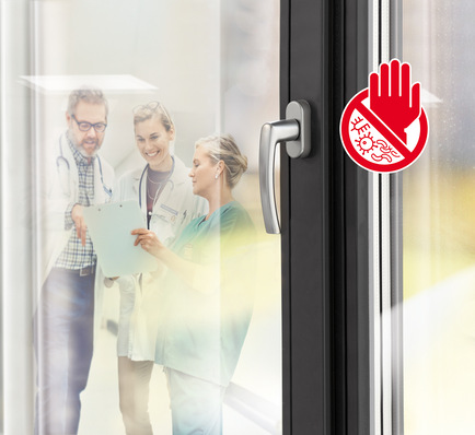 „Roto Line“-Fenstergriffe mit der Beschichtung „Roto AVT“ können auch für Elemente eingesetzt werden, die für Räume mit hohen Hygieneanforderungen vorgesehen sind. Fensterhersteller erhalten ein Zertifikat für ihre Unterlagen, das die Wirksamkeit der aufpreispflichtigen Beschichtung bestätigt.