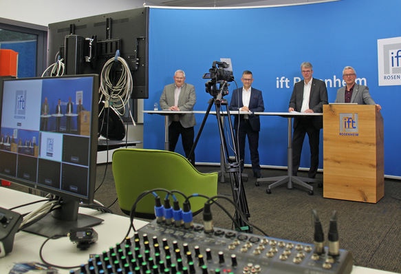 v.l.: Oskar Anders, Dr. Jochen Peichl, Institutsleiter Prof. Jörn Lass und Jürgen Benitz