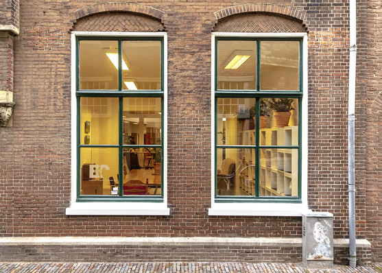 Das Vakuum-Isolierglas Fineo lässt sich gut bei der Sanierung einsetzen. Es passt teils in die bestehenden Fensterprofile.