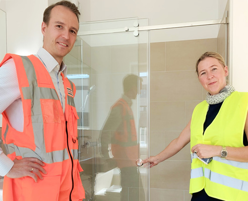 Simon Kesch, Projektkaufmann der Ed. Züblin AG und Nathalie Peters, Vertriebsleiterin von CRL sind zufrieden mit der Abwicklung des Großprojekts.