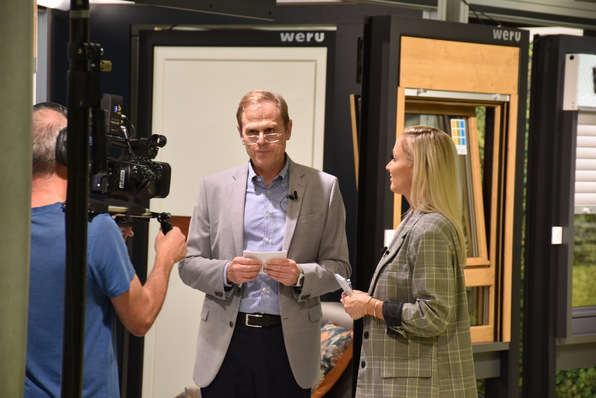 Janine Kunze mit Weru-CEO Stefan Löbich in der neu gestalteten Ausstellung.