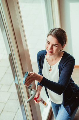 Die Anwendung ist ganz einfach: Einfach mit Top-Clean und dem gelben Tuch reinigen, dann Top-Care mit dem blauen Tuch auftragen.