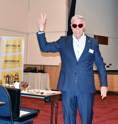 Das Bild von Dieter Ammon entstand 2018 auf den Ammon Fenstertagen – damals verpasste er zwar die Chance zum Cover-Star, skizzierte aber – wie er das immer macht – wichtige Unternehmensziele.