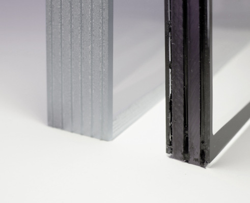 01: Die neue Dünnglas Polycarbonat-Verbundtafel (l.) mit Widerstandsklasse P8B gegen manuellen Angriff ist deutlich schlanker als eine entsprechende Sicherheitssonderverglasung aus reinem Glas-Verbund (r.).