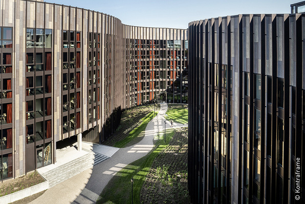 Die Planer entwickelten ein trapezförmiges Fassaden-Modul, das gedreht und gestapelt werden kann und so eine sanft gerundete Struktur ergibt.