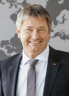 Für den Beschlagproduzenten prognostiziert Eberhard Mammel eine „neue Karriere“ von Schiebeelementen. Eine Begründung des Leiters Marktanforderungen und Sortimentsvermarktung Roto Frank Fenster- und Türtechnologie GmbH: Die Systeme punkten inzwischen bei allen relevanten Trends.