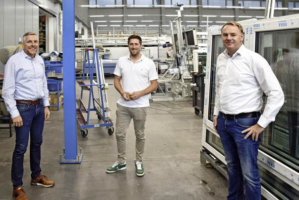 Unsere Gesprächspartner beim exklusiven Pressetermin: Das Unternehmen Leicht Fenster und Türen in Karlsdorf-Neuthard ist ein absoluter Familienbetrieb. Geführt wird das Unter­nehmen von Bernhard und Siegbert Leicht, aber die nächste Generation will bereits Verantwortung übernehmen. Ein Vertreter dieser 4. Generation ist Thorsten Leicht (m.), der uns zusammen mit dem Veka-Außendienstler Thomas Fischer (l.) und dem DBS Geschäftsführer Karl Dietrich Wellsow das Konzept des Fenster mit Chip erläutert hat.