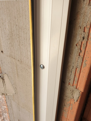 Bei der Zargen-Montage gilt es, das Quellverhalten des Multifunktionsbandes zu berücksichtigen und ggfs. den Schraubenabstand zu minimieren.