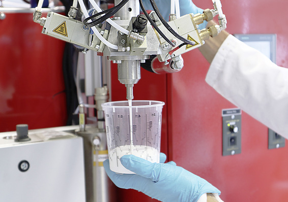 Die ­synthetisierten Formgedächtnis­polymere ­werden auf speziellen Reaktiv­schäumanlagen 
verarbeitet